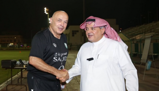 الأمير منصور بن مشعل مع المدرب جروس