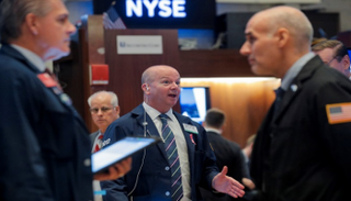 متعاملون أثناء التداول في بورصة نيويورك- رويترز