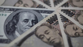 الين يتراجع أمام الدولار لينهي أسبوعا من موجة صعود