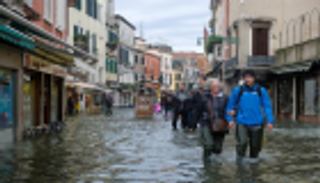 مصرع شخصين بأسوأ فيضانات تجتاح البندقية الإيطالية منذ 50 عاما