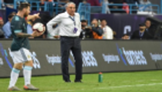 بالفيديو.. ميسي يثير الجدل بإشاراته لمدرب البرازيل