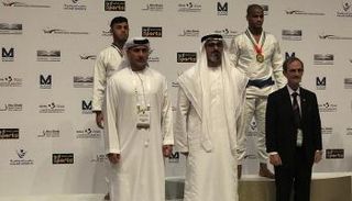 الشيخ خالد بن محمد بن زايد آل نهيان خلال تتويج الفائزين