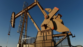 أسعار النفط ترتفع 2% في نهاية تداولات الجمعة