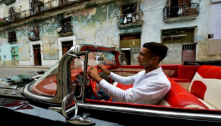 سوسا وهو يقود سياراته إيمبالا