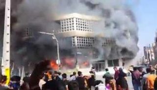 اشتعال مبنى المصرف الوطني بمدينة بهبهان