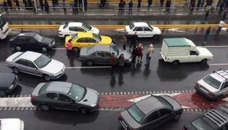 محتجون يقطعون أحد الطرق السريعة في طهران