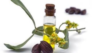 زيت الجوجوبا مناسب لكل أنواع الشعر