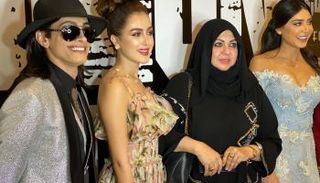 المصممة الإماراتية العالمية منى المنصوري وسط مشاركين بحفل الافتتاح 