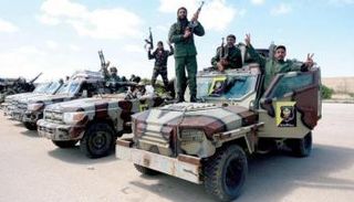 عناصر من الجيش الوطني الليبي تستعد للانطلاق باتجاه طرابلس أمس - رويترز