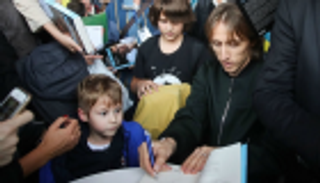 اصطفاف المئات في زغرب للحصول على توقيع مودريتش