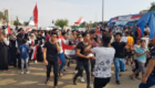 لوموند: الشباب العراقي أسقط المحرمات بالانتفاضة على إيران