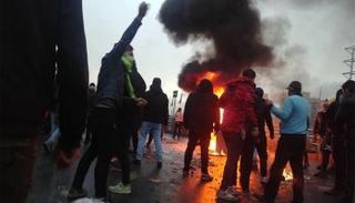 شباب إيرانيون خلال مظاهرة في أصفهان