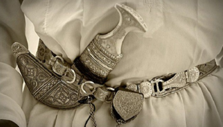 الخنجر العادي أو المعقوف من أهم مكونات الزي العماني