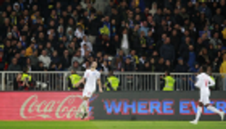 جماهير كوسوفو تفتح ذراعيها لمنتخب إنجلترا ردا لجميل عمره 20 عاما