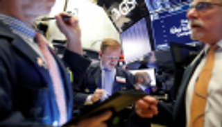 وول ستريت تتراجع من مستويات قياسية بضغط مخاوف التجارة