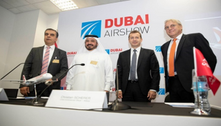 جانب من توقيع الصفقة