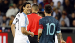 كافاني يبدي سعادته بعام اللاهزيمة.. ويتجاهل ميسي