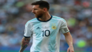 إنفوجراف.. ميسي يقترب من خطف عرش بيليه