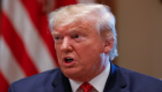 ترامب يهدد بزيادة الرسوم الجمركية على السلع الصينية