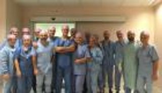 يعزف على البيانو أثناء خضوعه لجراحة دقيقة في المخ