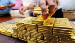 الذهب يمحو خسائره مع تجدد مخاوف التجارة