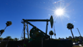 النفط ينخفض أكثر من 1% بفعل شكوك التجارة