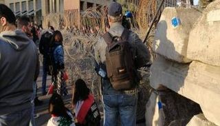 المتظاهرون في طريقهم لغلق الطرق صباح الثلاثاء