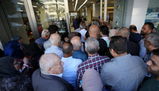طوابير أمام مصارف لبنان بعد إعادة فتحها عقب إغلاق لمدة أسبوع