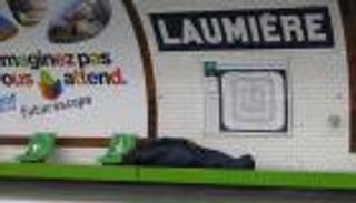 مشردون ومدمنون يحتلون مترو باريس.. وفرنسا تستعين بالصليب الأحمر