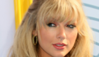 "الموسيقى الأمريكية" تنتظر الموافقة لتقديم أغاني تايلور سويفت