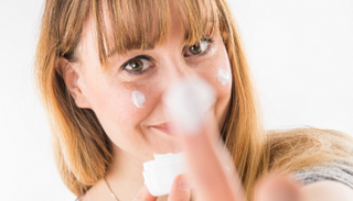 الخبراء ينصحون باستخدام الحرير السائل لبشرة تشع شبابا