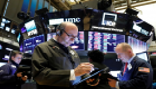 التوترات بين واشنطن وبكين تهبط بالأسهم الأمريكية عند الفتح