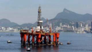 النفط يرتفع 2% بفعل بيانات المخزون الأمريكي وتصريحات روسية