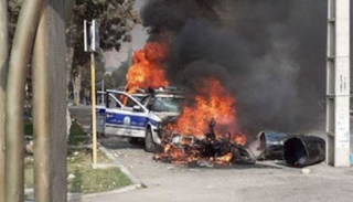 محتجون يضرمون النار في سيارات للشرطة الإيرانية