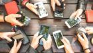 في أمريكا.. الهواتف الذكية المصدر الرئيسي للأخبار