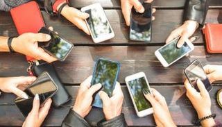 الأمريكيون يعتمدون على هواتفهم بشكل رئيسي للحصول على الأخبار