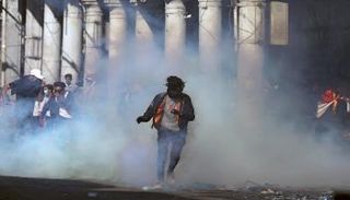 جانب من المصادمات بين قوات الأمن والمتظاهرين في العراق