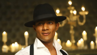 محمد رمضان يدخل مسرح الرياض بالرشاش