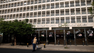 البنوك في لبنان تقيم "حاجزا" ماليا مع تفاقم الأزمة