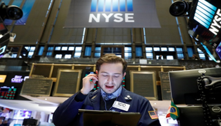 متعامل أثناء التداول في بورصة نيويورك - رويترز