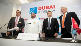 جانب من توقيع إحدى صفقات شركة إيرباص في معرض دبي للطيران