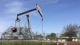 النفط يتراجع في ظل مخاوف جديدة بشأن آفاق اتفاق التجارة