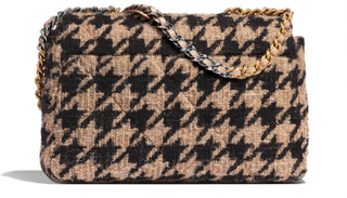 بعض الموديلات تتألق بالمزج بين التويد والجلد