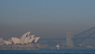 الضباب الدخاني يغطي سماء سيدني.. وفيكتوريا تستعد للحرائق