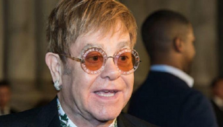 المغني البريطاني الشهير إلتون جون