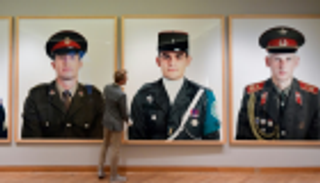 صور جنود ضخمة للبيع بمزاد في برلين