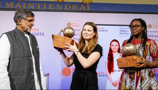  لويزا نويباور تتسلم الجائزة  