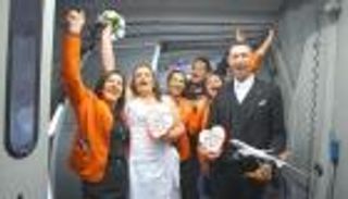 زواج بين السماء والأرض.. الزفاف على ارتفاع 37 ألف قدم