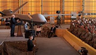 نائب الرئيس الأمريكي مع قوات بلاده في الأنبار