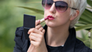 دراسة تكشف مفاجأة عن علاقة النساء بالنظر للمرآة